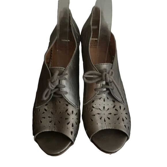Lucky Brand Pewter Peony Laser Cut Leather Peep Toe Heels Office Party 9.5 - Picture 6 of 14